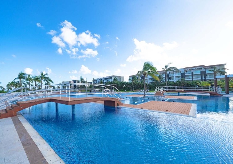 Mareazul Beach Condos at Playa del Carmen For Sale and Rent - Oceanfront condos - Pool - 2